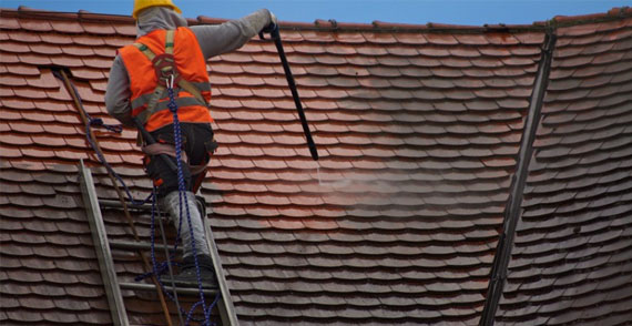 travaux de nettoyage et démoussage de toiture